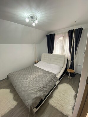 Iron/ironing board, WiFi, bed sheets