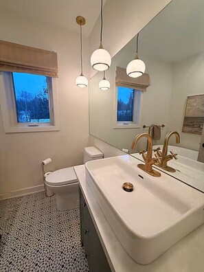 Bathroom - Beautifully Designed Lakefront Chalet with Spa (Lac-des-Plages)