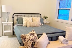 Room - Beautifully Designed Lakefront Chalet with Spa (Lac-des-Plages)