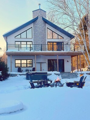 Exterior - Beautifully Designed Lakefront Chalet with Spa (Lac-des-Plages)