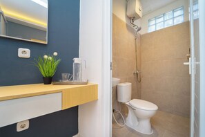 Executive Single Room | Bathroom | Shower, free toiletries, towels - Artric Profesional Living by ARBA (Kota Semarang)
