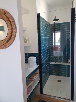 Shower, hair dryer, towels, soap - Exceptional view of Cap de Creus (LLANÇA)