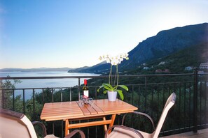 Outdoor dining - Giannis sea-view apartment (Corfu)