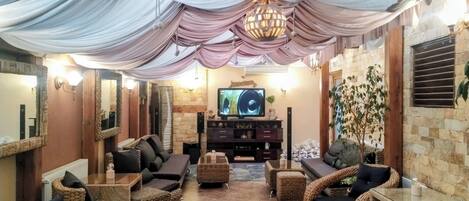 Classic Double or Twin Room, City View | Interior