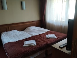 Suite Confort, vistas a la ciudad | Escritorio, cortinas opacas, tabla de planchar con plancha y wifi gratis