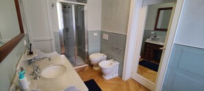 Serviettes fournies, papier toilette