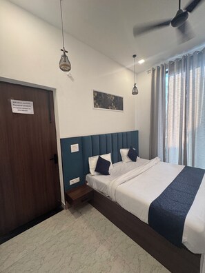 Comfort Room | Desk, laptop workspace, free WiFi - Jasmin A Luxury Stay (Agra)