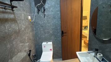 Douche, serviettes fournies, savon, shampoing