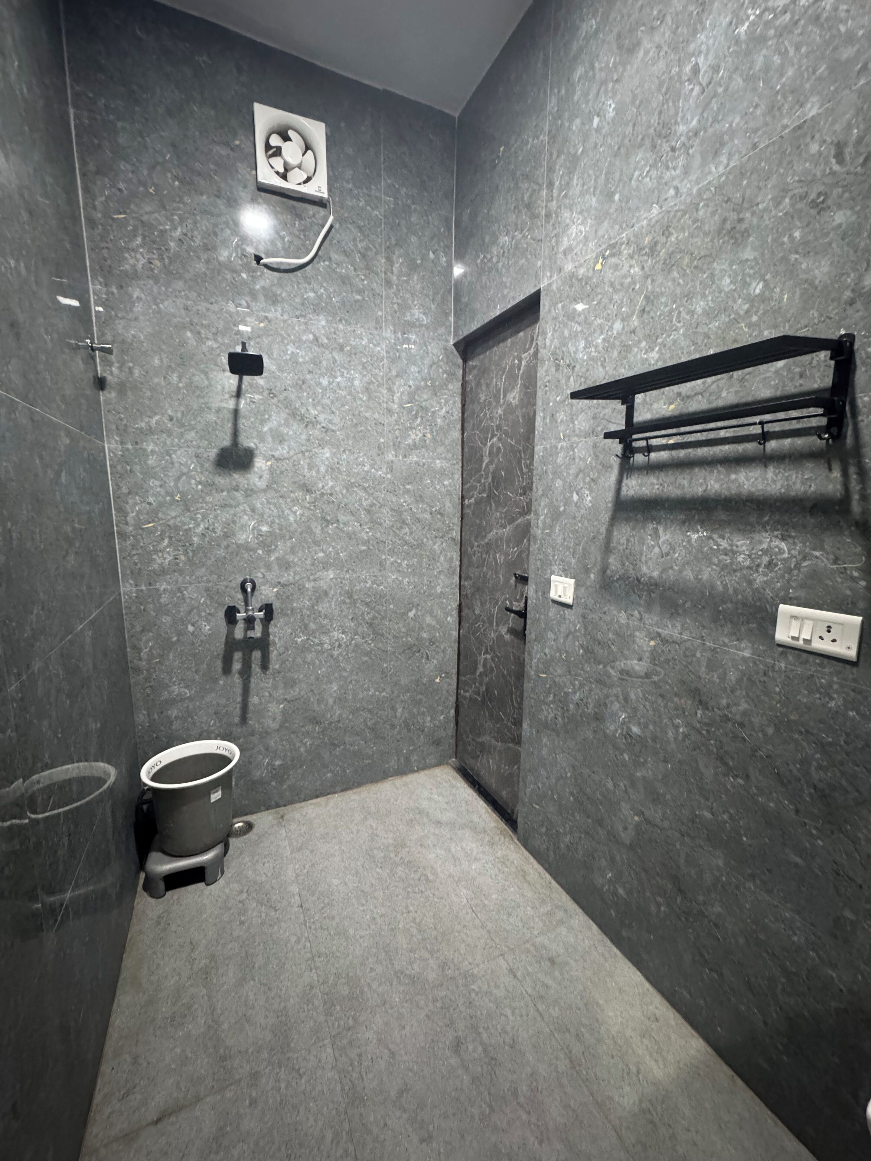 Un bagno moderno con doccia, WC e porta asciugamani.