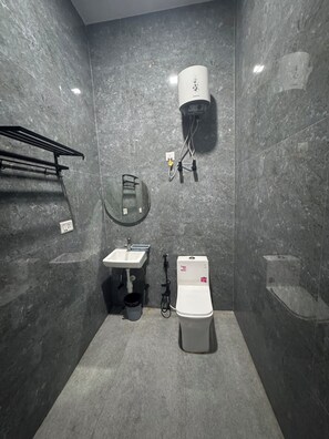 Habitación Confort | Baño | Ducha, toallas, jabón y champú