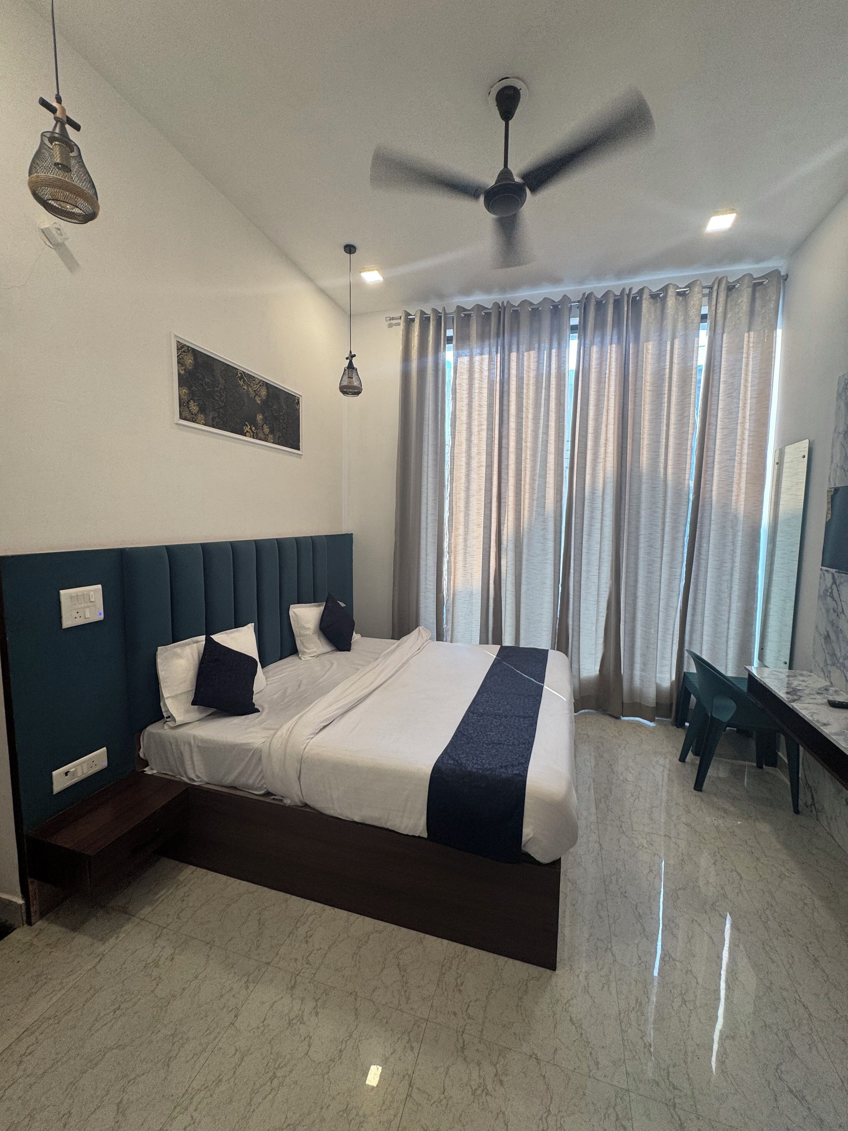 Comfort Room | Desk, laptop workspace, free WiFi