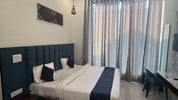 Comfort Room | Desk, laptop workspace, free WiFi