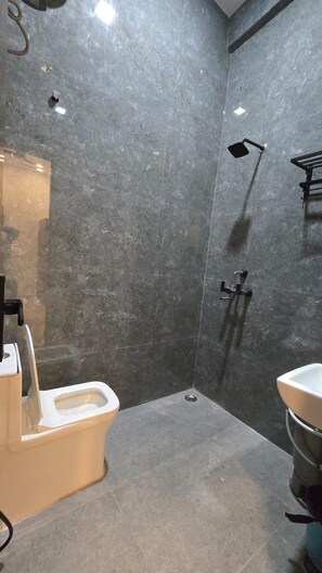 Shower, towels, soap, shampoo - Jasmin A Luxury Stay (Agra)