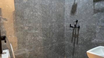 Suihku, pyyhkeet, saippua, sampoo