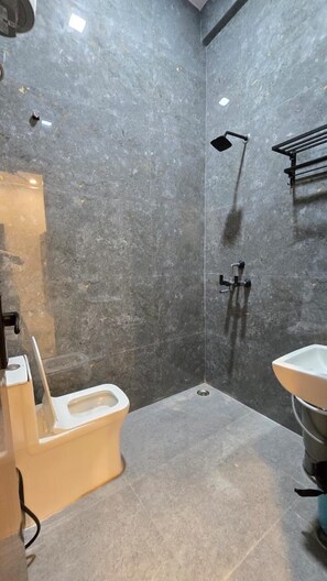 Doccia, asciugamani, sapone, shampoo