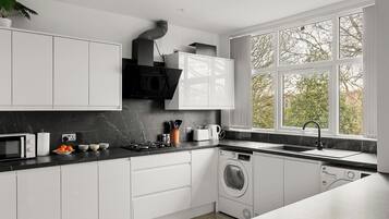 House, Park View | Private kitchen | Full-size fridge, microwave, oven, stovetop