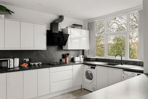 House, Park View | Private kitchen | Full-sized fridge, microwave, oven, stovetop - Hartley Avenue (Leeds)