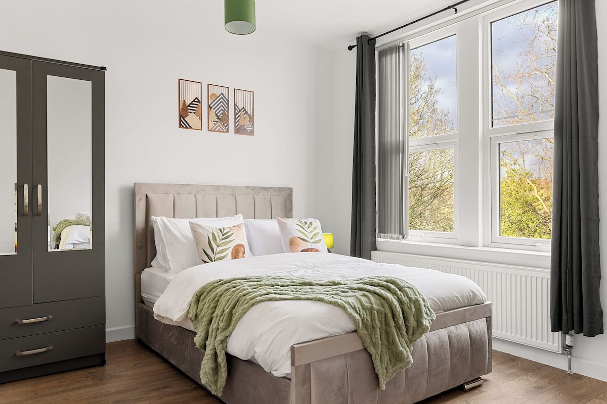 House, Park View | Desk, laptop workspace, blackout curtains, iron/ironing board