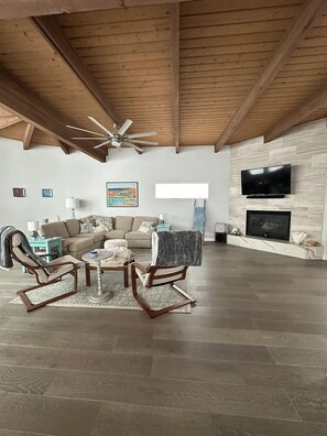 Télévision, cheminée