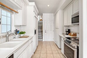 Fridge, microwave, oven, stovetop - 15% Off 30+ Stay! Amazing Views, Private Jacuzzi (Newport Beach)