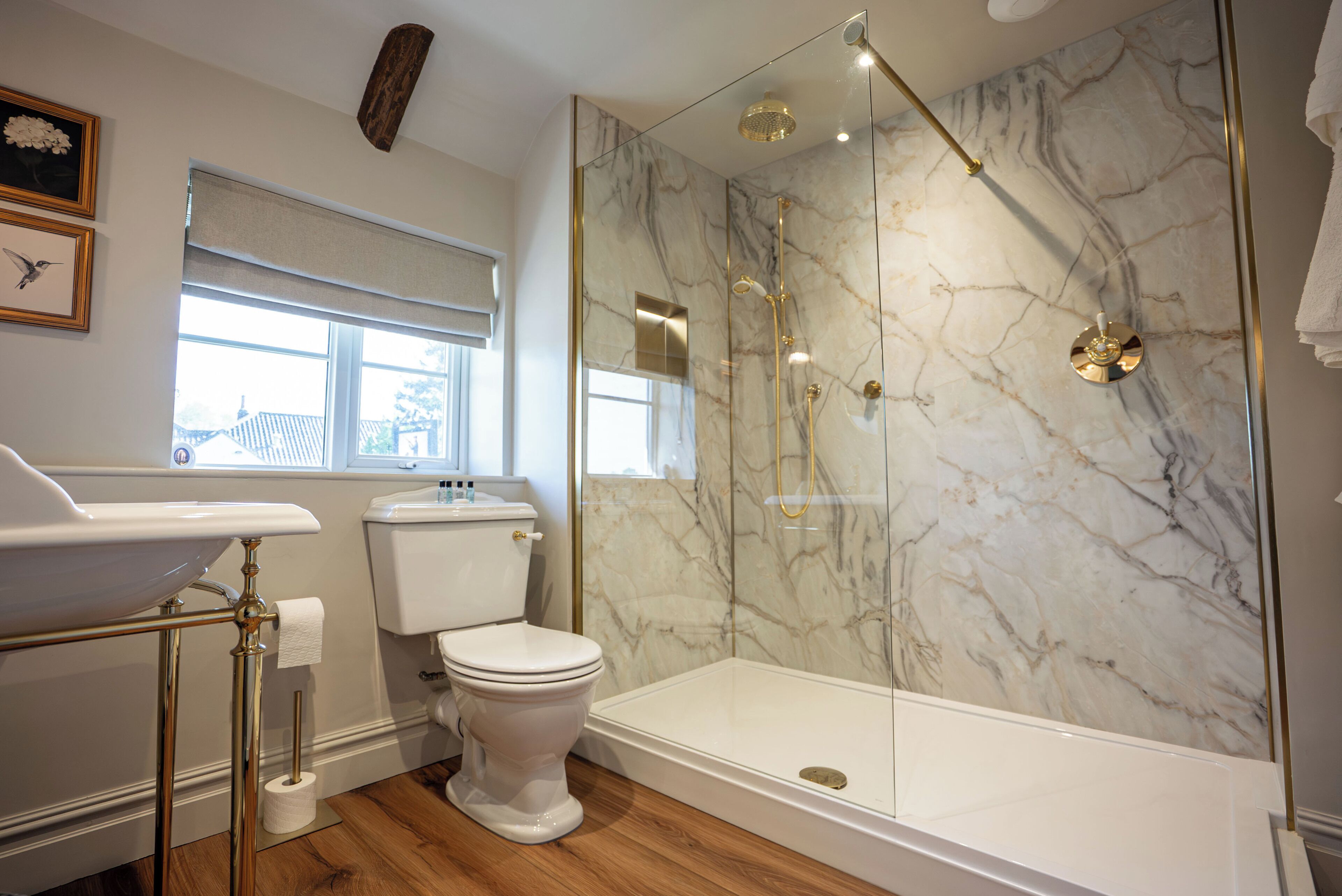 Double Room, 1 King Bed, Non Smoking | Bathroom | Shower, free toiletries, towels, soap