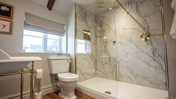 Double Room, 1 King Bed, Non Smoking | Bathroom | Shower, free toiletries, towels, soap