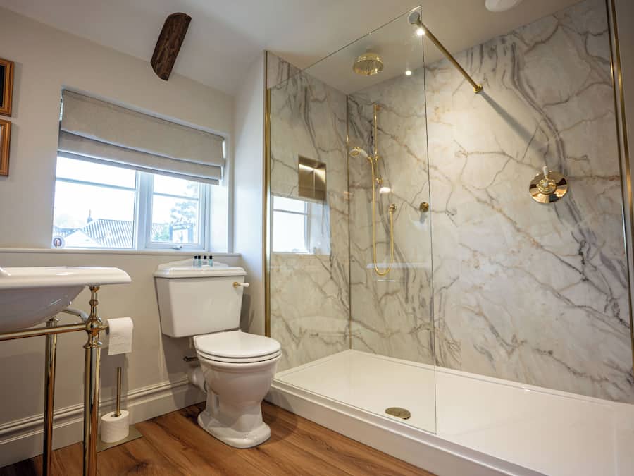 Double Room, 1 King Bed, Non Smoking | Bathroom | Shower, free toiletries, towels, soap