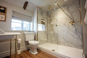 Double Room, 1 King Bed, Non Smoking | Bathroom | Shower, free toiletries, towels, soap - The Huntsman (Strumpshaw)