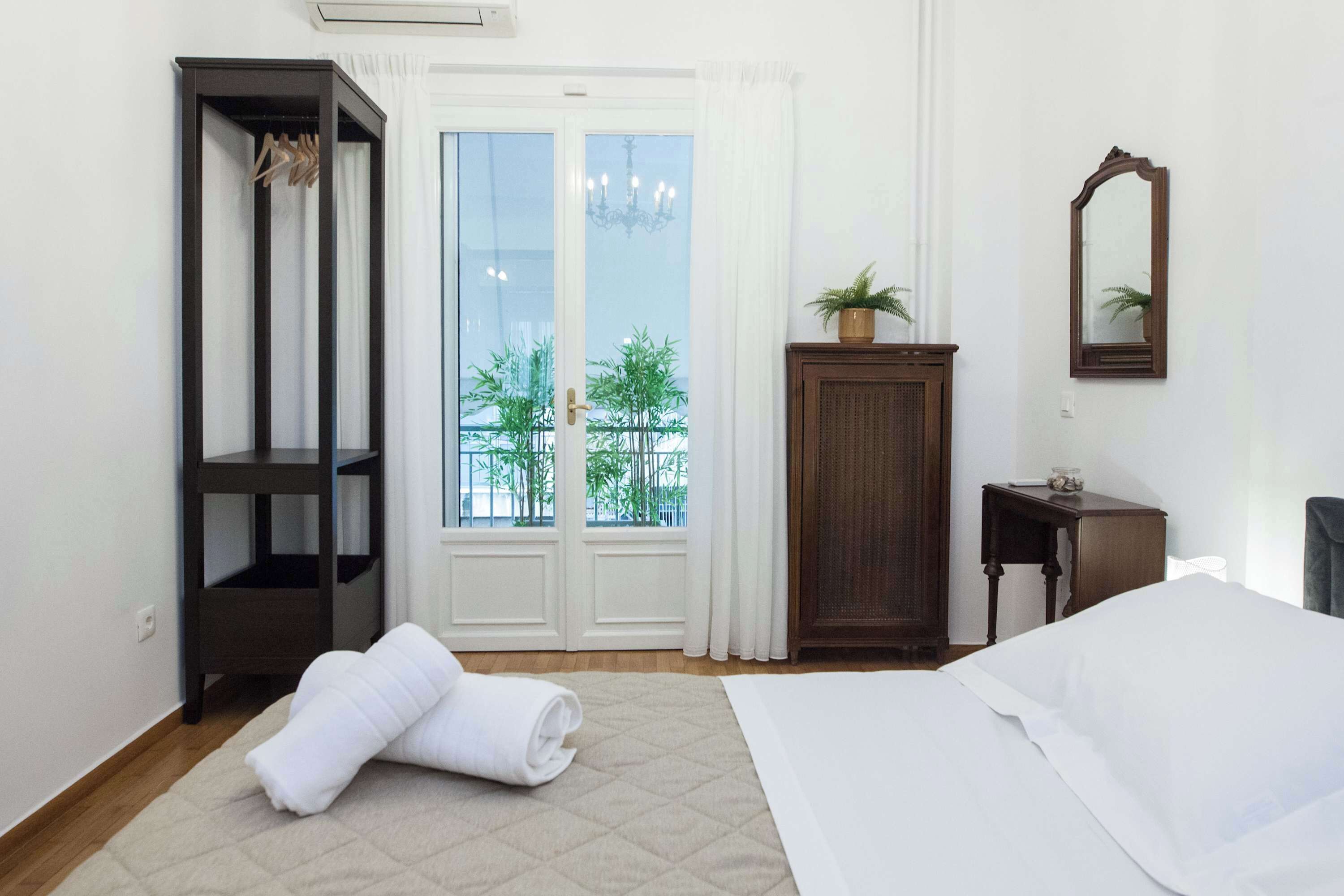 2 bedrooms, desk, iron/ironing board, WiFi