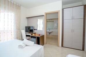 Habitación doble clásica, balcón, vista al mar | Escritorio y wifi gratis 