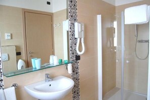 Quarto casal clássico, sacada, vista para o mar | Banheiro | Chuveiro, secador de cabelo, toalhas de banho, sabonete