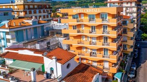 Un hotel de varios pisos con balcones y una terraza.