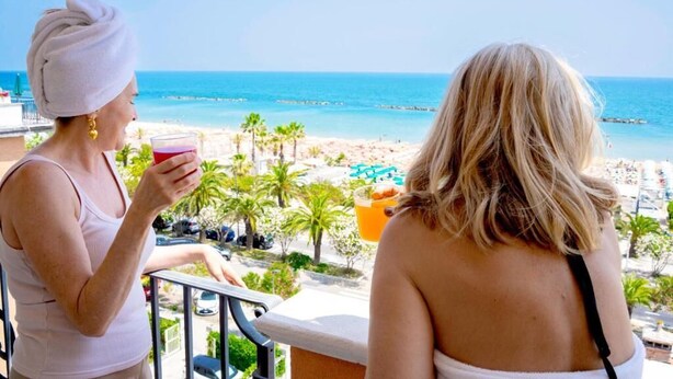 Un balcón con vistas a la playa y al océano.