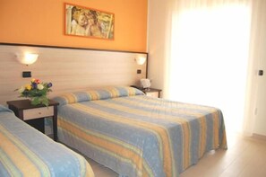 Habitación triple, balcón | Escritorio y wifi gratis