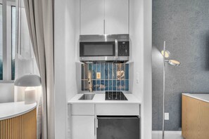 Refrigerador, microondas, parrilla de estufa y cafetera y tetera 