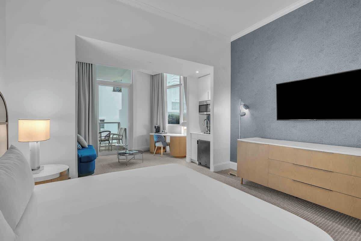 1 غرفة نوم وخزنة داخل الغرفة ومكتب ومكواة/لوح كي