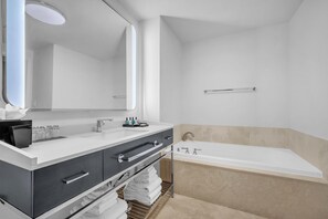 Boblebad, hårføner, håndklær og såpe