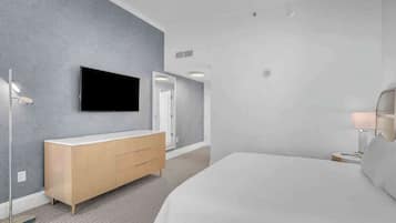 1 slaapkamer, een kluis op de kamer, een bureau