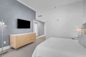 1 Schlafzimmer, Zimmersafe, Schreibtisch, Bügeleisen/Bügelbrett