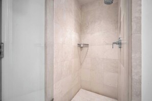 Dusche, Haartrockner, Shampoo