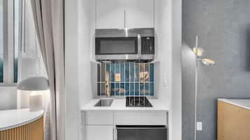 Een koelkast, een microgolfoven, een kookplaat