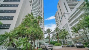 A modern building complex with a sign reading "SOUTH DRIVE". - Fontainebleau Jr. Suite Tresor just Renovated (Miami Beach)