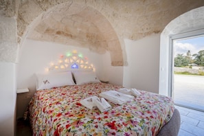 1 chambre, fer et planche à repasser