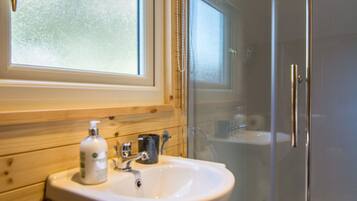 Suihku, hiustenkuivaaja, pyyhkeet