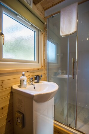 Dusch, hårtork och handdukar