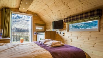 Escritorio, tabla de planchar con plancha, wifi gratis y ropa de cama