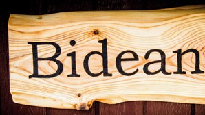 A wooden sign with the word "Bidean" carved into it. - Cosy Eco Cabin with stunning views (Glencoe)