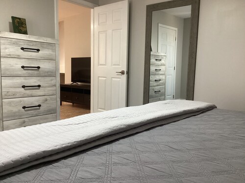 Newly remodeled, quiet, king bed, full kitchen, internet, near Fort Payne.