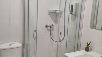 Douche, sèche-cheveux, serviettes fournies, savon