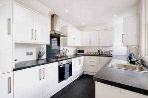 Fridge, microwave, oven, stovetop - Spacious Family Home with Garden (Greater London)
